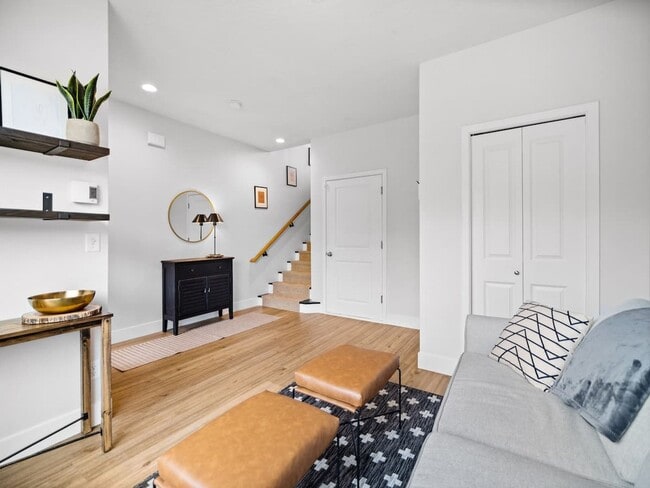 Building Photo - Beautiful Townhouse In Spokanes Kendall ya...