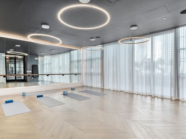 Building Photo - 601 NE 1st Ave