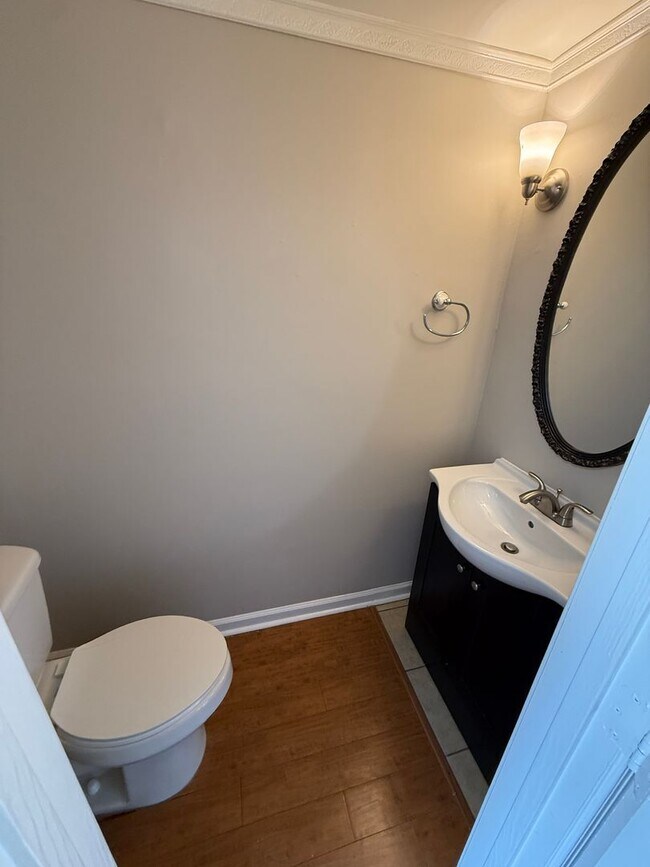 Building Photo - Beautifully updated 3-bedroom townhome in the heart of South Charlotte.
