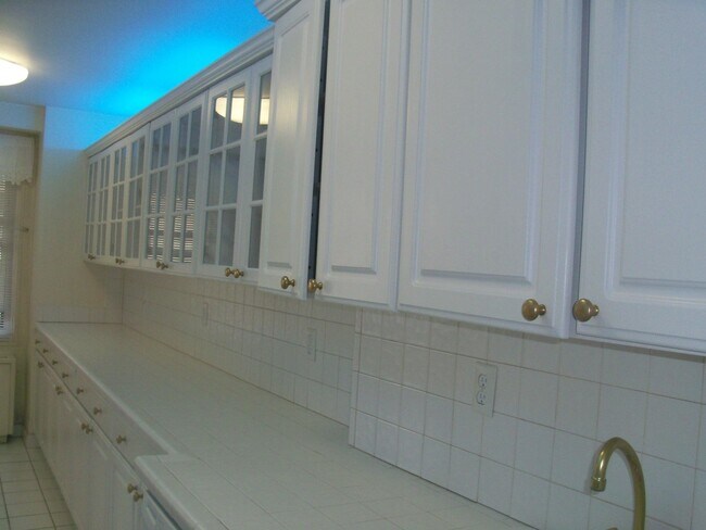 Building Photo - 225 St Pauls Ave