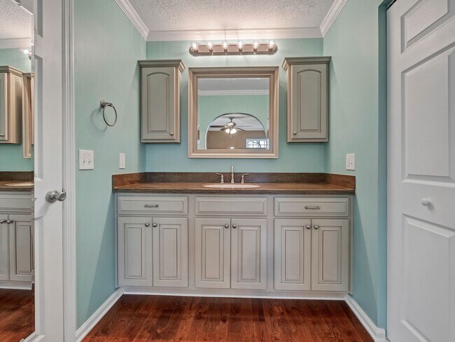 Building Photo - Available for rent: $1,250/month — 4-Bedroom, 2.5-Bath Single-Family Home in Harrison, TN!