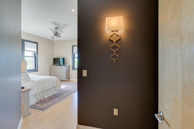 Building Photo - Stunning unfurnished 3BR/2.5BA Condo in Prime Belmont/Vanderbilt Location!