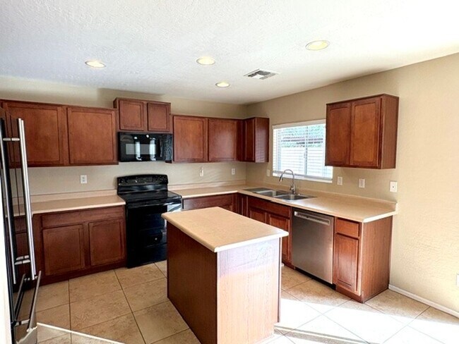 Building Photo - LARGE 4 Bedroom 3 Bathroom Copper Basin Home!