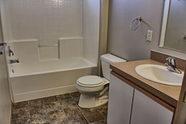 Building Photo - Two Bedroom Two Bath Ground Floor Condo for Rent!