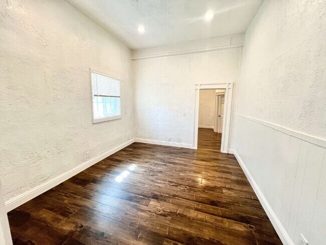 Building Photo - Bottom Unit with Tall Ceilings W/ Backyard