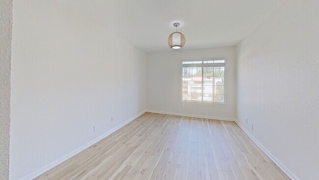 Building Photo - Woodland Hills 2/Bedroom and Loft Condo!