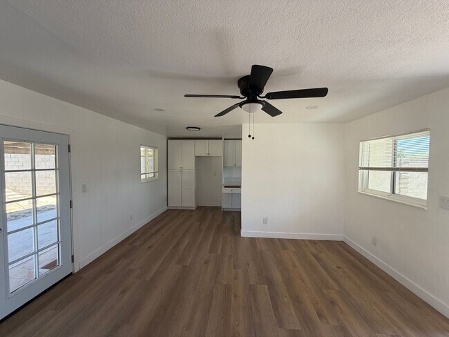 Building Photo - WoW! Newley Remodeled 3 BD 1 Ba house with a 1 Car Garage in East Bakersfield