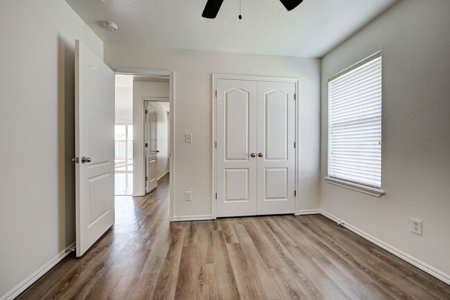 Building Photo - 608 Cavecreek St