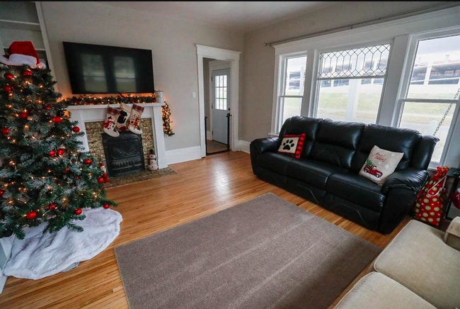 Building Photo - 1227 W 22nd St