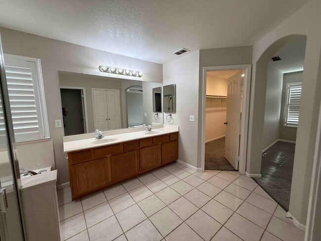 Building Photo - Great 4 Bedroom with Pool