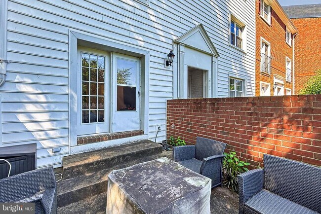Building Photo - 2711 S Walter Reed Dr
