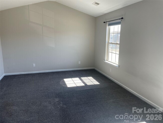 Building Photo - 2909 Old Field Rd