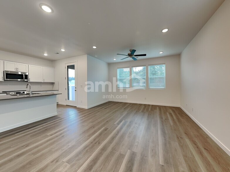 Building Photo - 5048 Washington St SE