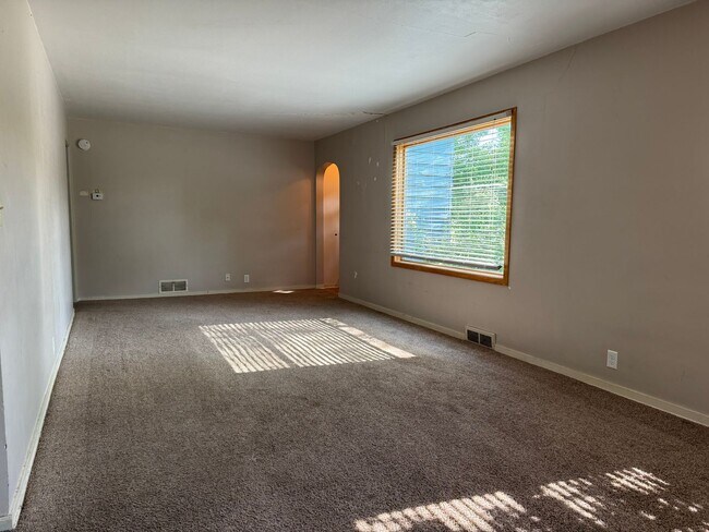 Building Photo - 4 Bedroom 2 Bath - North Fargo