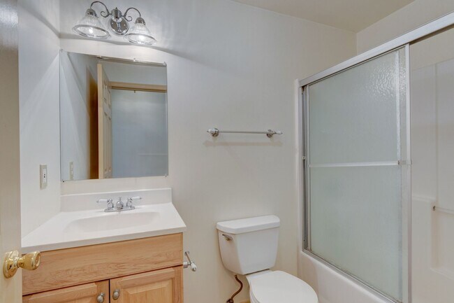 Building Photo - 2 bedroom and 2.5 Bath - Admirals Cove Home