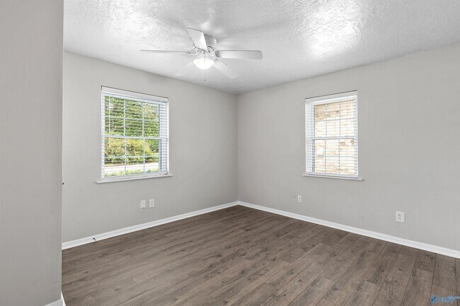 Building Photo - 2406 Yorkshire Dr SW