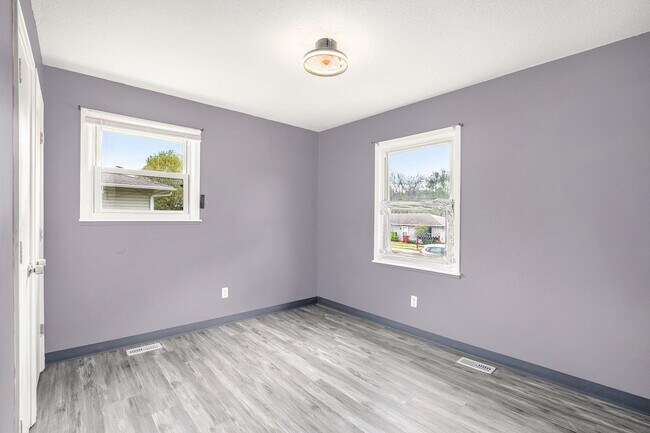 Building Photo - Beautiful 2BR/1BA Duplex in Independence!