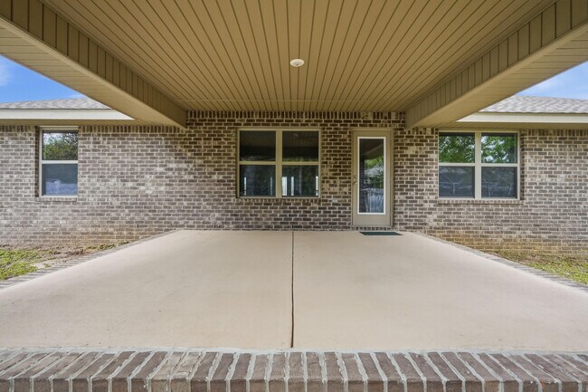 Building Photo - 5810 Crestlake Dr