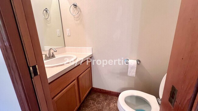 Building Photo - Spacious 3BD I 2.5BA Duplex Near the Yamhi...