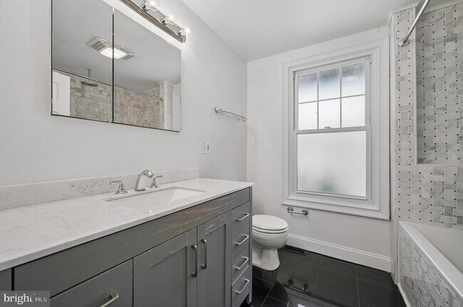 Building Photo - 447 Dupont St