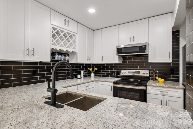 Building Photo - 10943 Carmel Crossing Rd