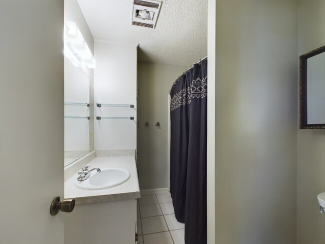 Building Photo - Generous 3-Bed, 2-Bath Home in Fredericksb...