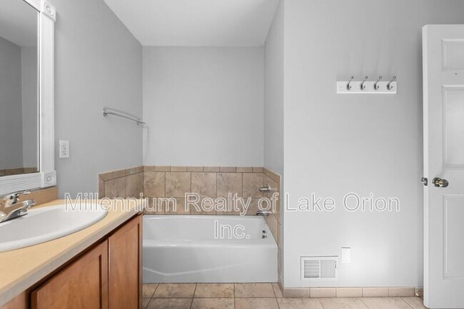 Building Photo - 420 James Cir