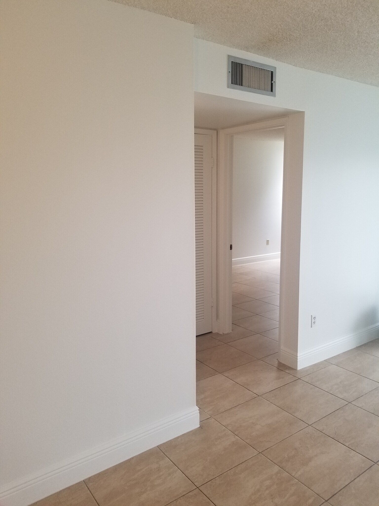 Building Photo - 9150 Fontainebleau Blvd
