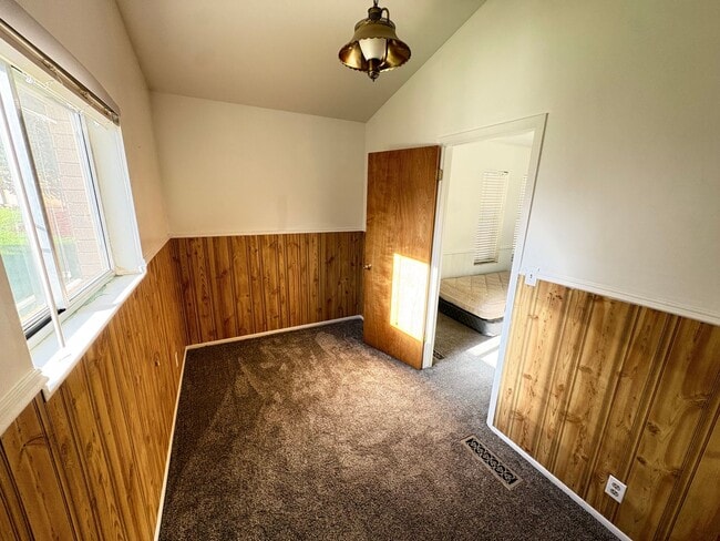 Building Photo - 437 Circleway Dr