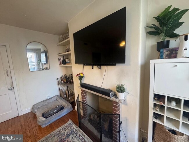 Building Photo - 1943 Waverly St