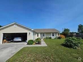 Building Photo - Well Maintained 3 Bed Home on Half an Acre!