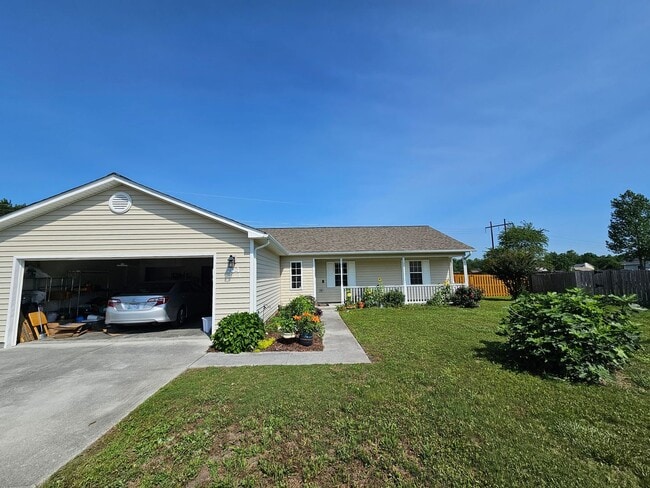 Primary Photo - Well Maintained 3 Bed Home on Half an Acre!