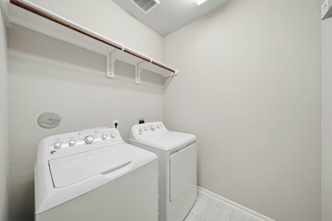 Building Photo - 8734 Laurel Crest Dr