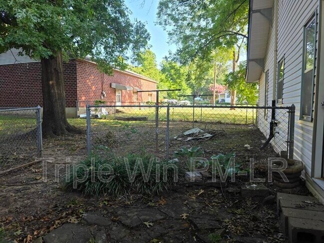 Building Photo - 609 N Morrill St