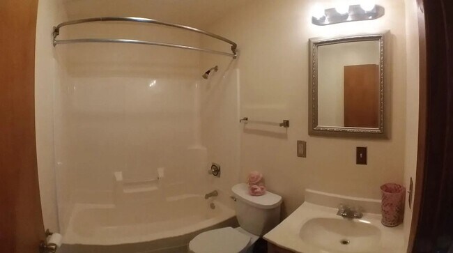 Building Photo - Lakeview Homes