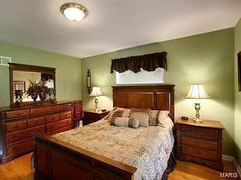 Building Photo - "Charming 3-Bedroom Retreat with 2 Full Baths in Prime Saint Louis Location - 1537 Sq Ft of Comfo...
