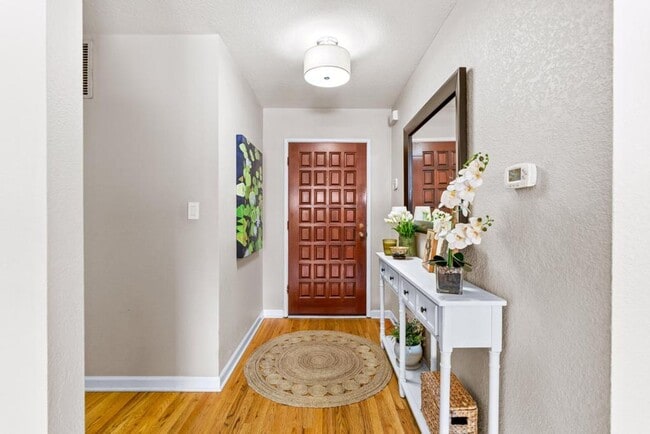 Building Photo - Stunning home located is sought after Northgate!