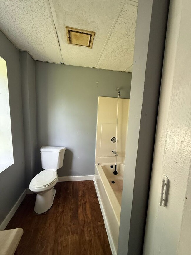 Building Photo - 3 bedrooms 1 bath