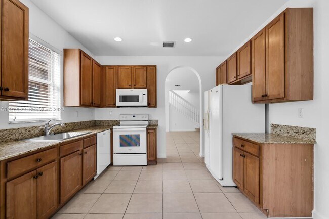 Building Photo - 1095 NE 39th Ave