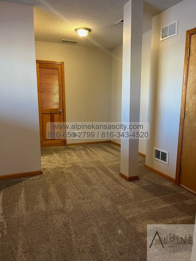 Building Photo - Beautiful California Split in Platte County