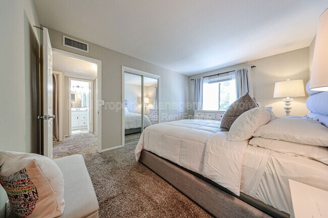 Building Photo - 8531 E Belleview St