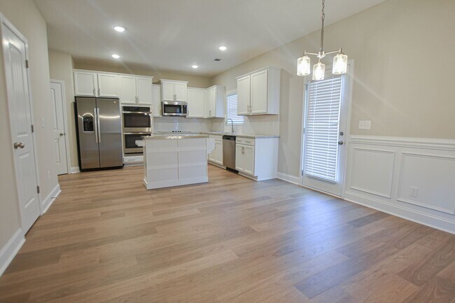 Building Photo - Fantastic Four Bedroom with Bonus!