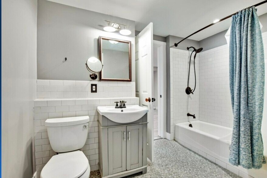 Bathroom - 728 Golden Ave