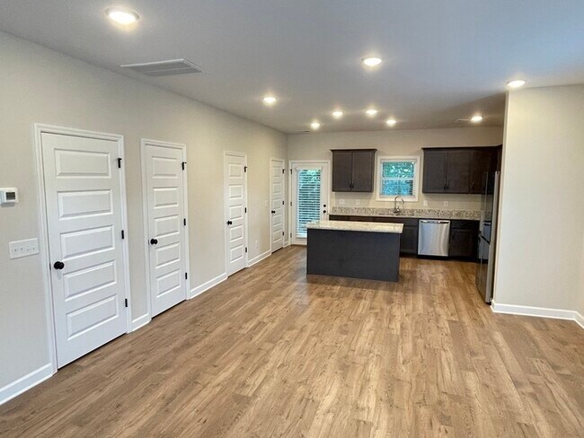 Building Photo - Waterford Village 3 bedroom home