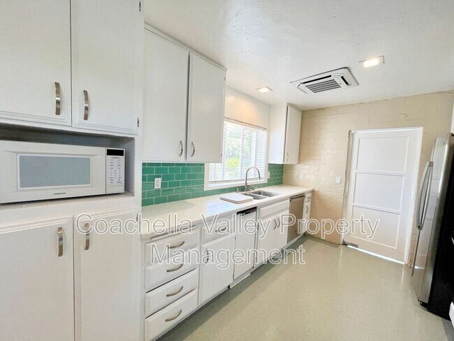 Building Photo - 1680 E Mesquite Ave