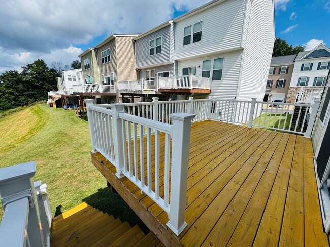 Building Photo - 3 Bed/ 2.5 Bath Townhome close to the interstate - Available 06/08/2026