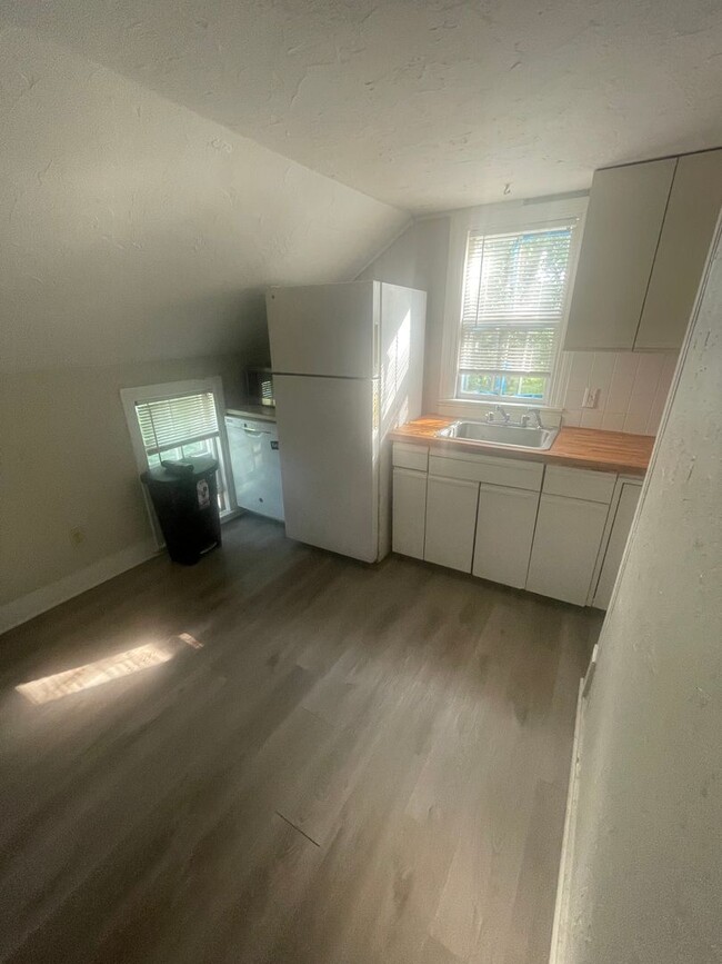 Building Photo - Large 3 bed located next to the Commuter R...