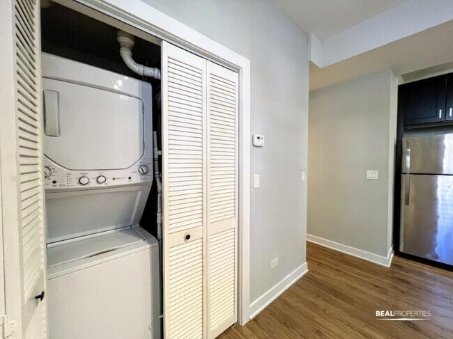 Building Photo - 2 bedroom in CHICAGO IL 60625