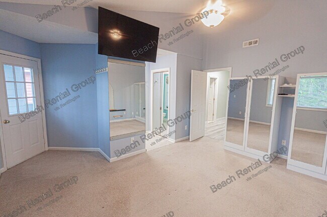 Building Photo - 33 Shadow Moss Pl