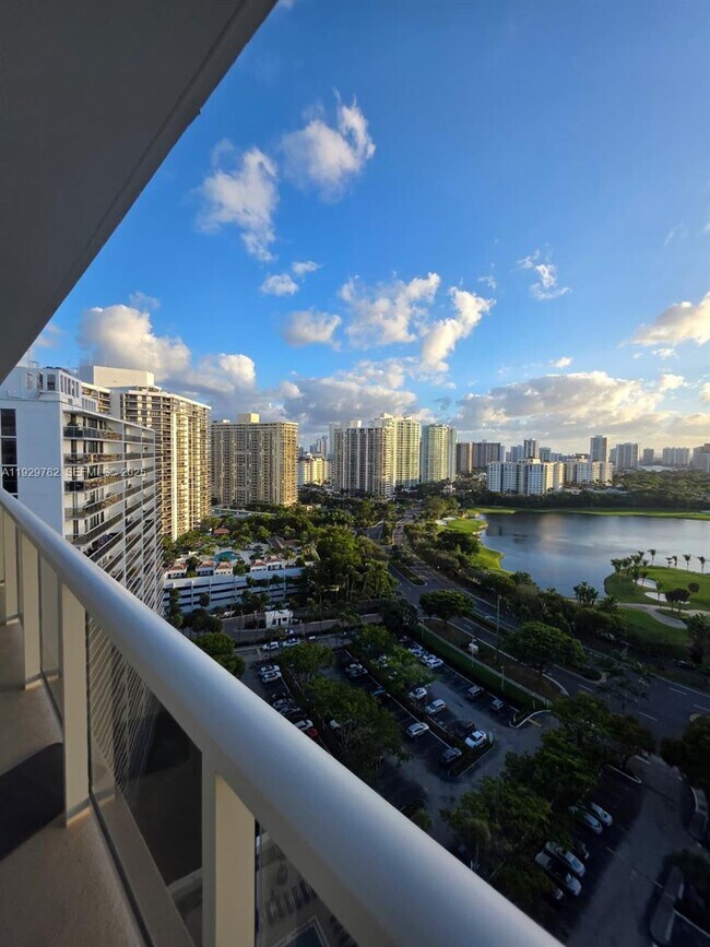 Building Photo - 3701 N Country Club Dr